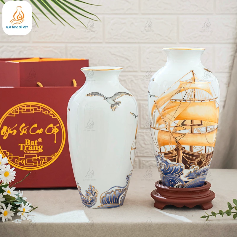Bình gốm trắng họa tiết Thuận Buồm Xuôi Gió