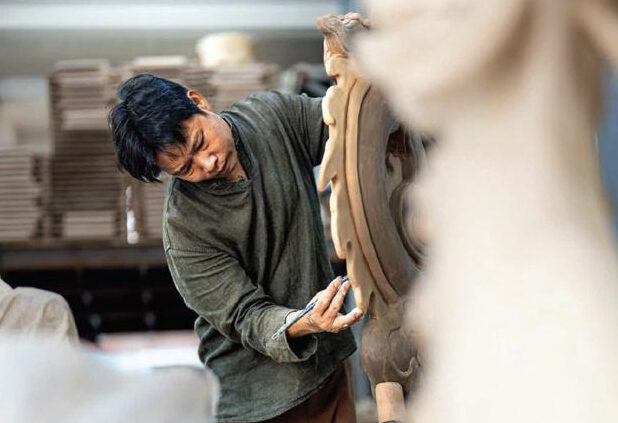 Nghệ nhân Bát Tràng hoàn thiện tác phẩm gốm