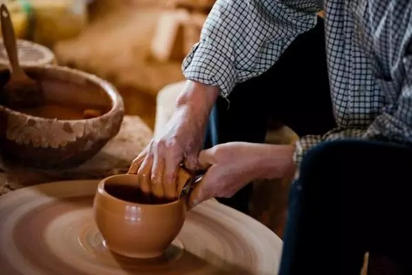 Tạo hình bằng bàn xoay là phương pháp tạo hình phổ biến