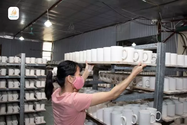 Ly sứ được chế tác thủ công, tráng men rồi đem phơi