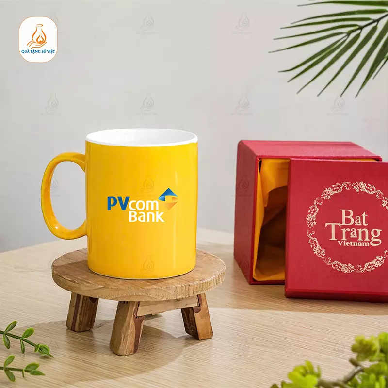 Ly sứ men màu vàng in logo thương hiệu