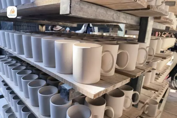 Tạo hình cốc sứ quai C tại xưởng