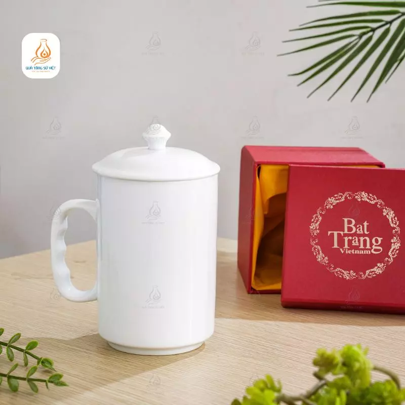 Ly sứ trắng Bát Tràng - món vật dụng thiết thực trong không gian sống và làm việc