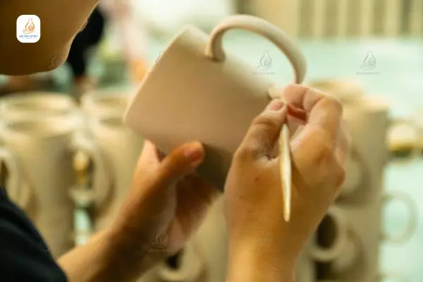Tạo hình ly sứ tại xưởng Quà tặng Sứ Việt