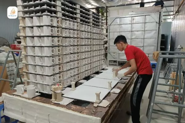 Sản xuất cốc sứ quà tặng tại xưởng