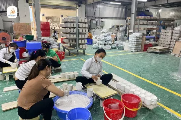 Tráng men ly sứ tại xưởng