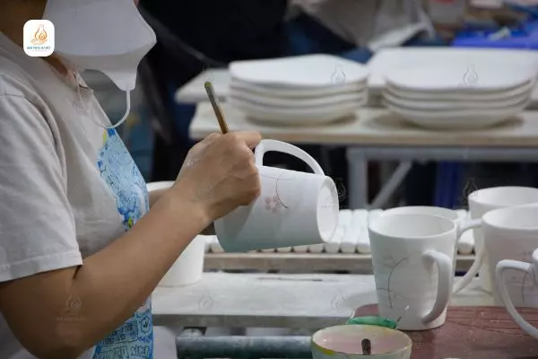 Ly sứ được vẽ tay tinh tế