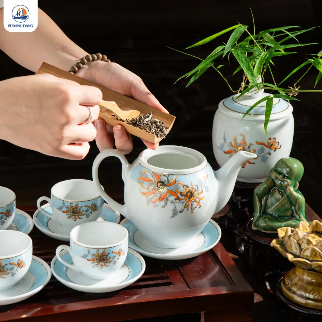 Bộ ấm chén hoa cúc kẻ chỉ vàng