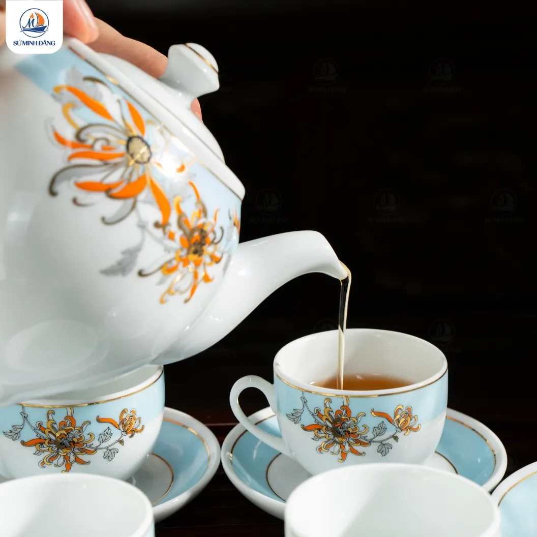 Bộ ấm chén hoa cúc kẻ chỉ vàng