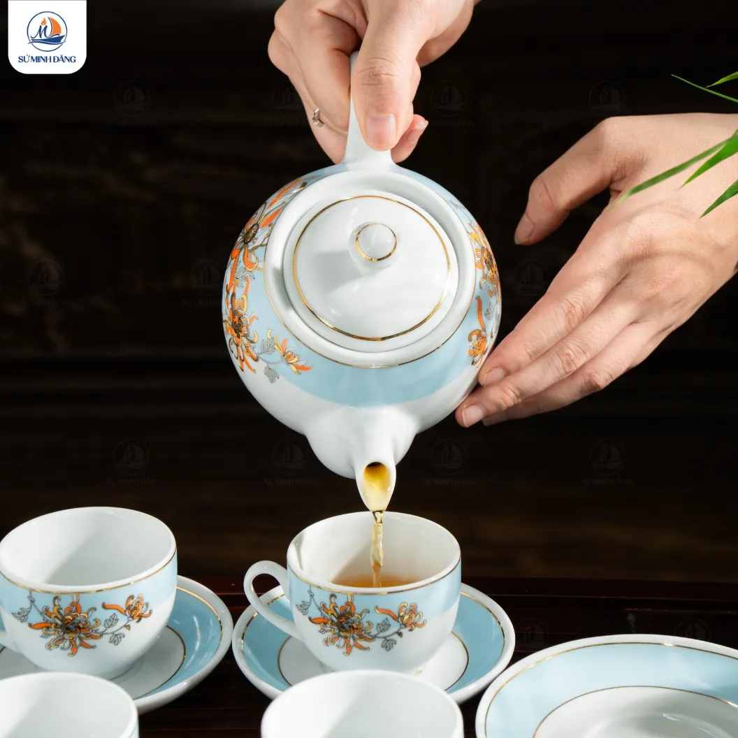 Bộ ấm chén hoa cúc kẻ chỉ vàng