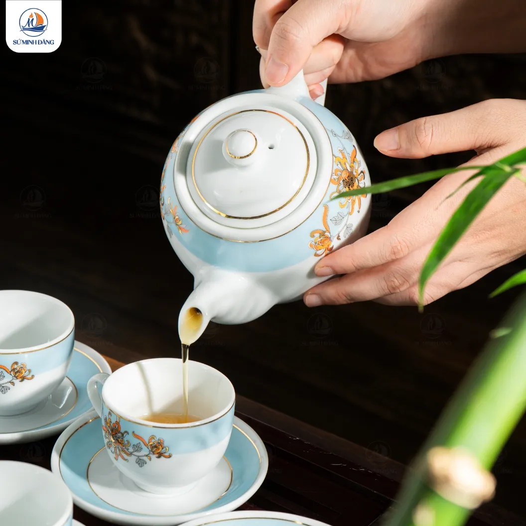 Bộ ấm chén hoa cúc kẻ chỉ vàng