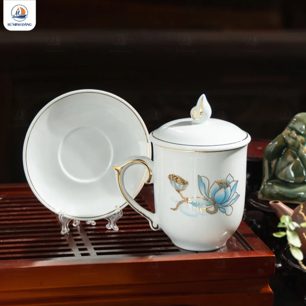 Ly sứ trắng họa tiết sen nước