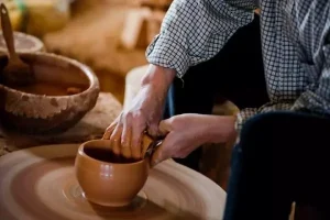 Tạo hình bằng bàn xoay là phương pháp tạo hình phổ biến