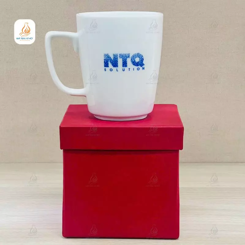Ly sứ dáng vuông vát in logo quà tặng