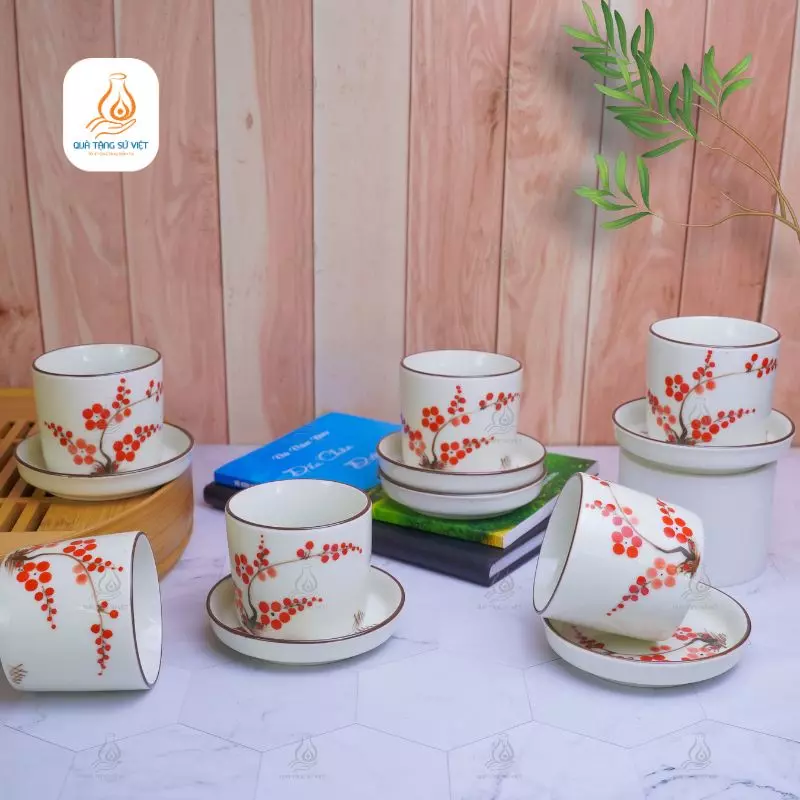 Cốc sứ trụ men kem họa tiết đào đỏ