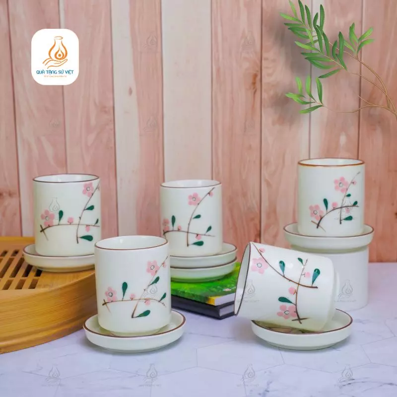Cốc sứ trụ men kem họa tiết đào hồng