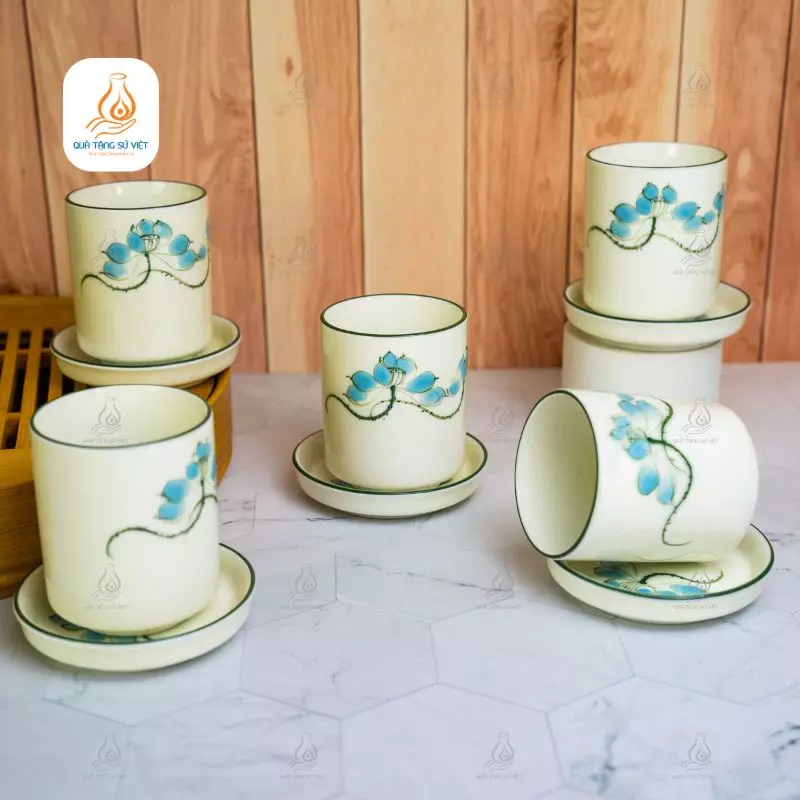 Ly sứ trụ họa tiết sen truyền thống