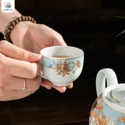 Bộ ấm chén hoa cúc kẻ chỉ vàng