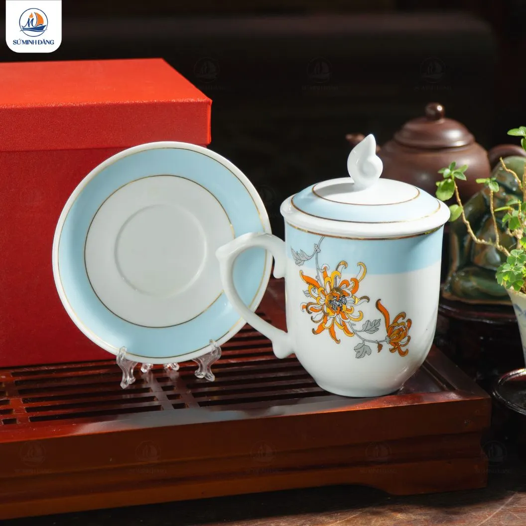 Ly sứ hoa cúc nắp ngọn lửa kẻ vàng kim