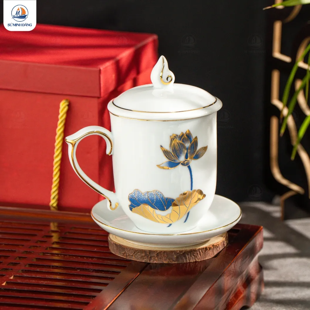 Ly sứ trắng hoa sen xanh kẻ chỉ vàng