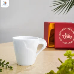 Cốc sứ màu trắng quai xoắn độc đáo