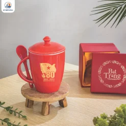 Cốc sứ men đỏ có nắp