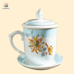 Ly sứ hoa cúc nắp ngọn lửa kẻ vàng kim