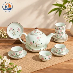 Bộ Ấm Chén Dáng Tròn Hoa Đào Hồng Bát Tràng – Vẻ Đẹp Dịu Dàng, Gửi Trao May Mắn
